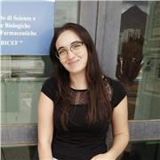 Laureata in Chimica e Tecnologia Farmaceutiche impartisce lezioni di Biologia a studenti delle scuole medie e del liceo